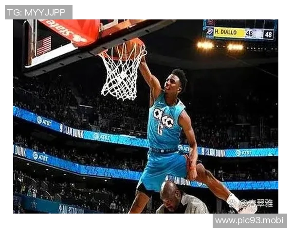 本届扣篮大赛首个满分!卡特·布莱恩特正面胯下换手灌篮一次成功 本届扣篮大赛首个满分!卡特·布莱恩特正面胯下换手灌篮一次成功